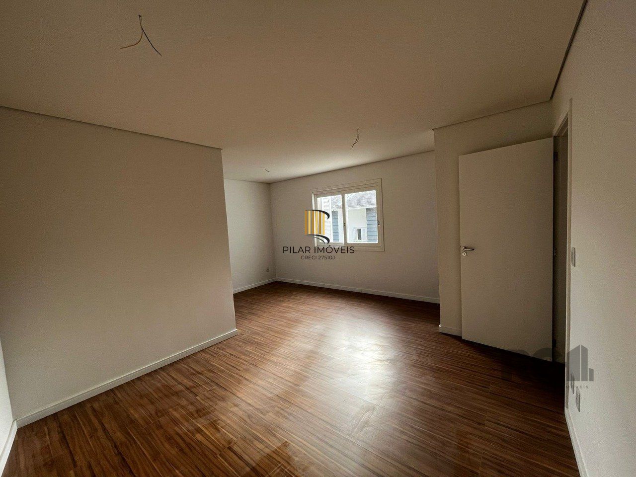 casa 3 dormitórios  1 suíte, 2 vagas, condomínio com piscina 240,22m² privativos no Bairro Vila Nova Porto Alegre/RS