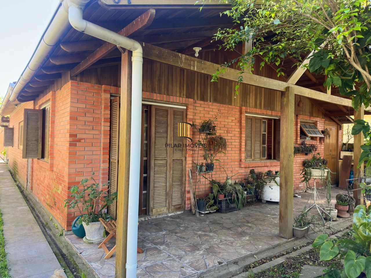 Imóvel com 4 dormitórios e casa auxiliar nos fundos do terreno