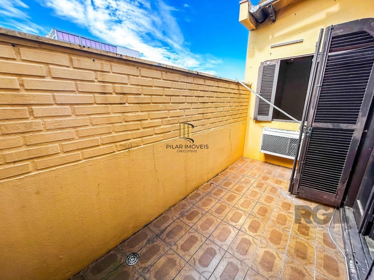 Casa de 3 dormitórios, 1 suíte, garagem fechada, churrasqueira, no bairro Cavalhada Porto Alegre/RS