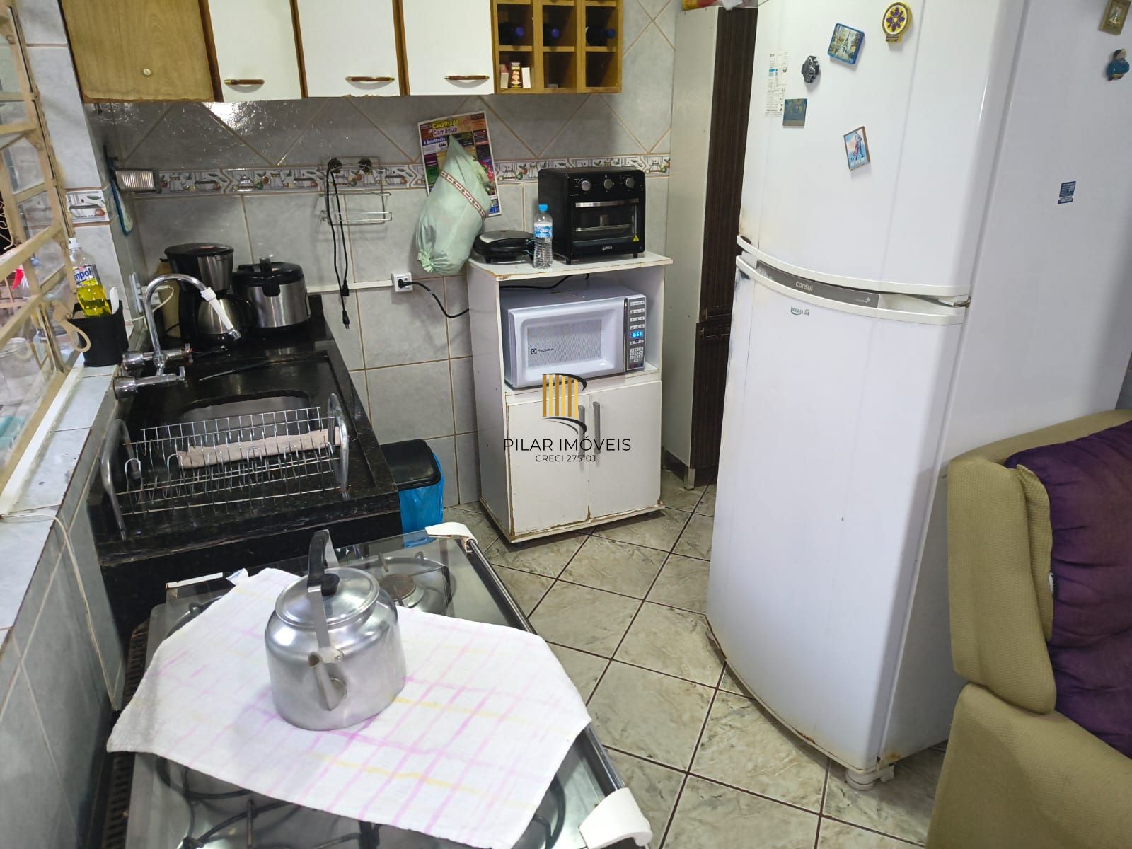 Casa com 2 vagas de garagem para carros pequenos