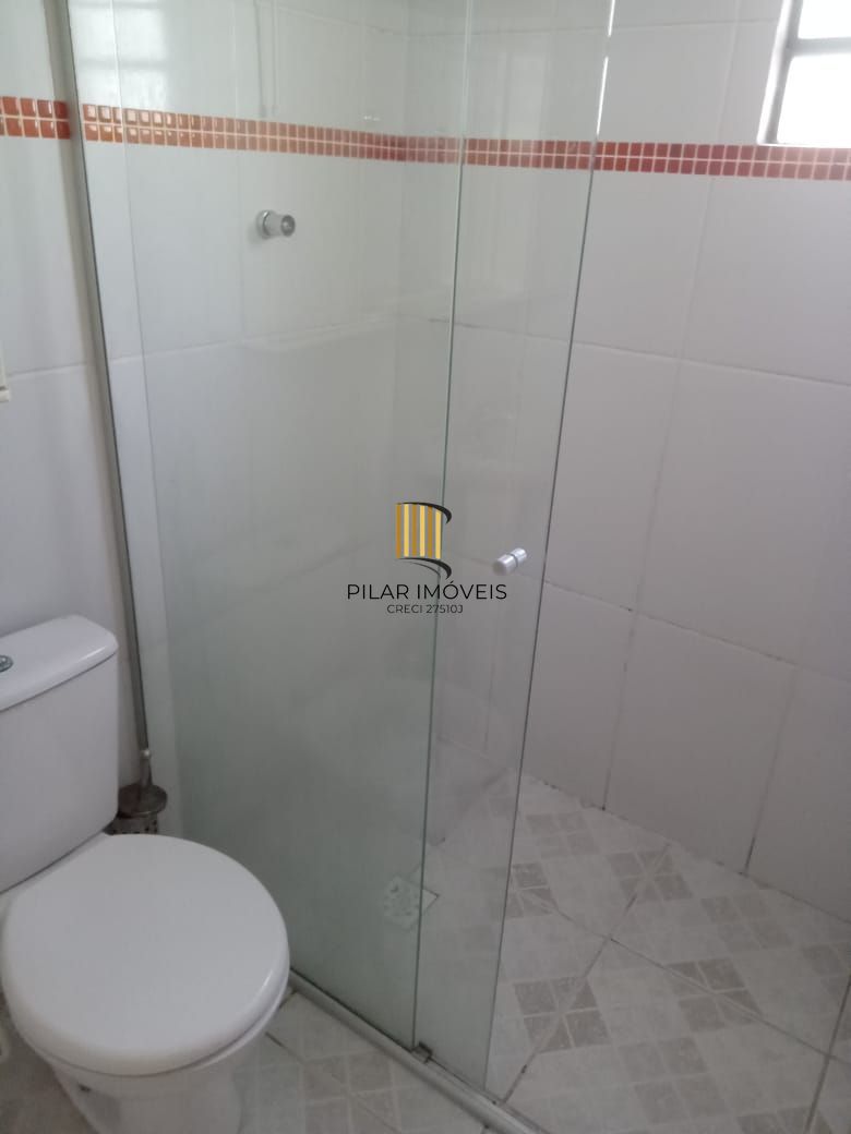 Casa com 2 dormitórios e 3 vagas de garagem !