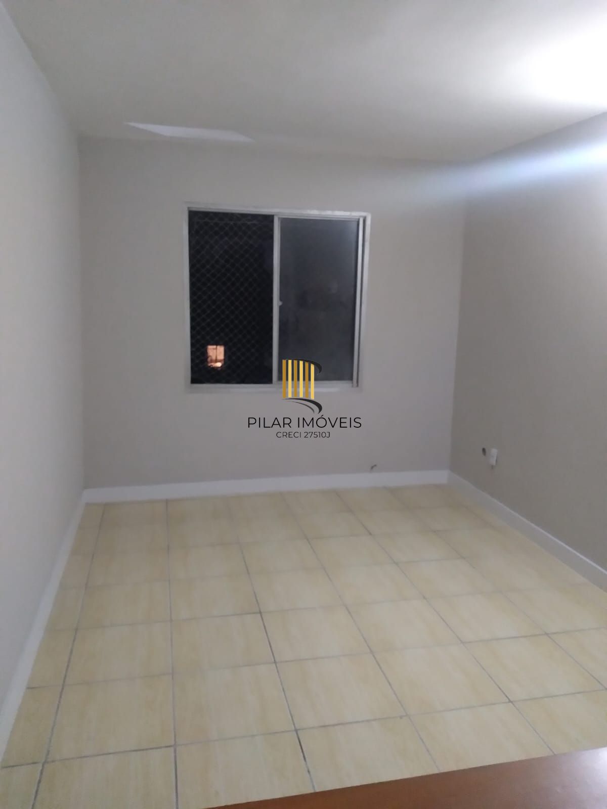 Apartamento com 02 quartos e 01 vaga escriturada e coberta, na Av. Antônio de Carvalho
