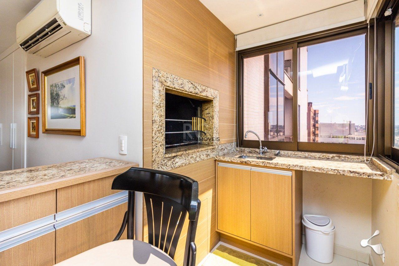 Espetacular Apto. semi mobiliado no bairro Rio Branco, Porto Alegre/RS, um por andar, 195m, andar alto, lareira, churrasqueira, 3 suites, 4 vagas