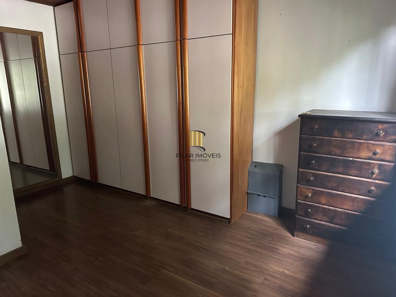 Casa com 03 quartos e 02 vagas de garagem