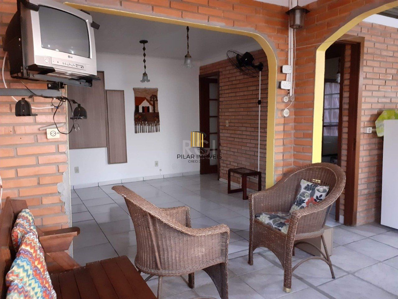 Casa para Venda - 250m², 3 dormitórios, 1 vaga - Camaquã, Porto Alegre