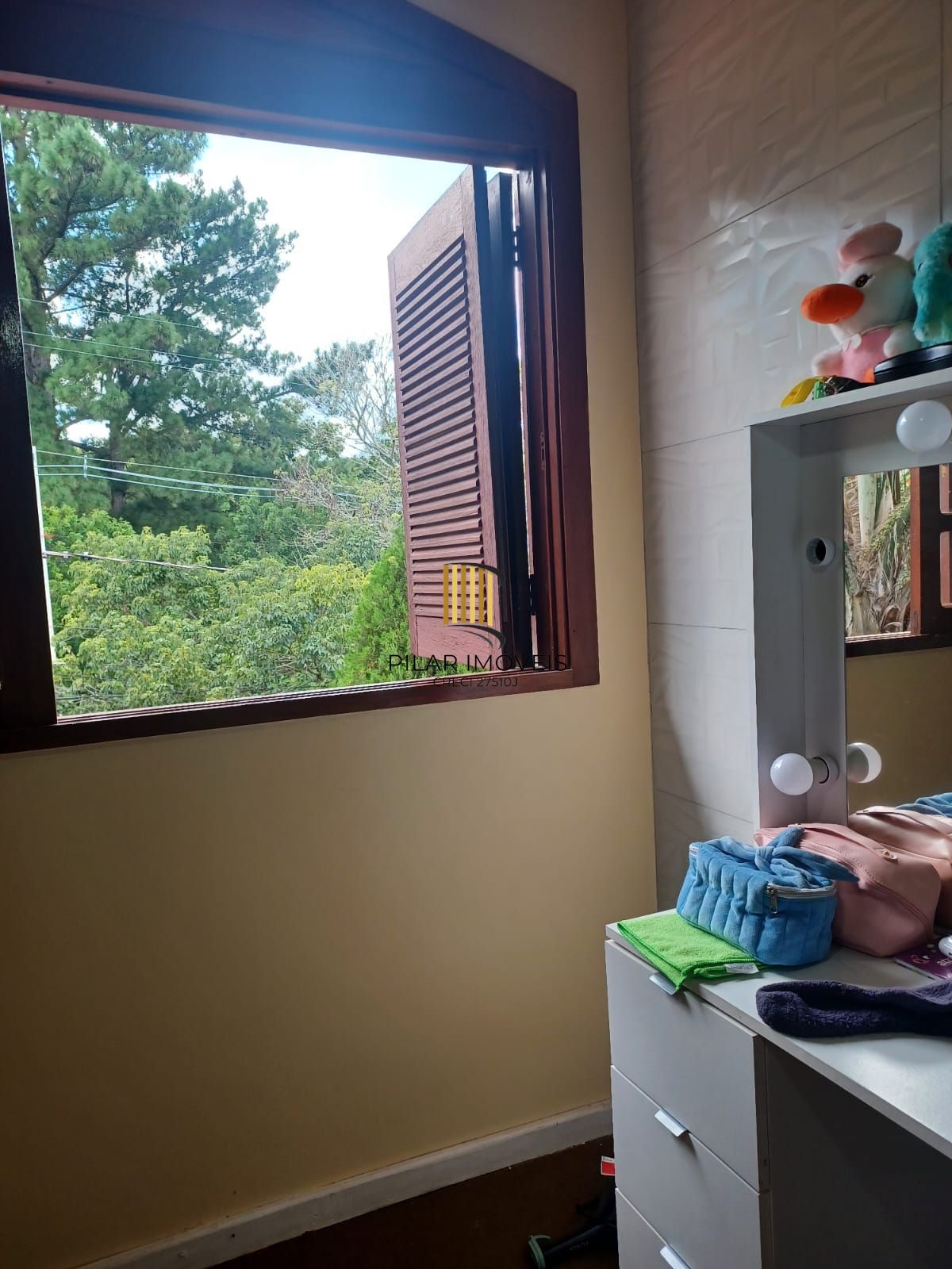 Casa com 04 quartos (01 suíte) 02 vagas no Bairro Jardim Sabará em Porto Alegre