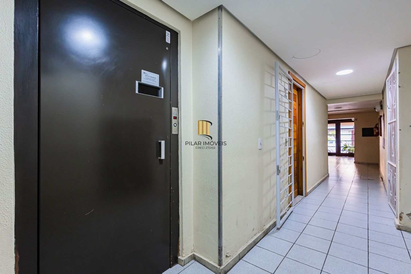 Apartamento a venda com dois dormitorios e vaga coberta no bairro Menino Deus.