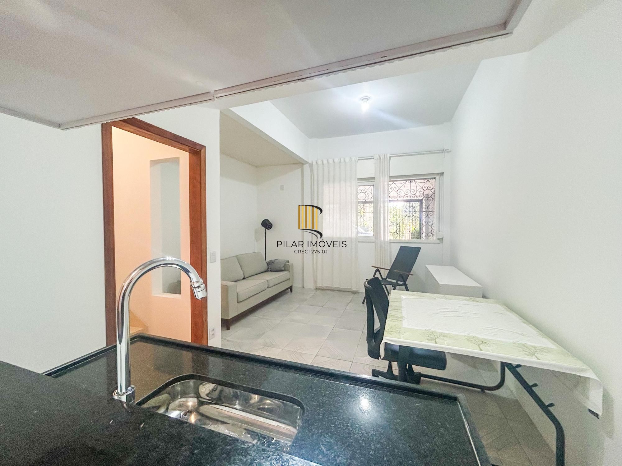Apartamento de 1 dormitório, suíte ampla, semimobiliado, com pátio privativo no bairro Mont Serrat.