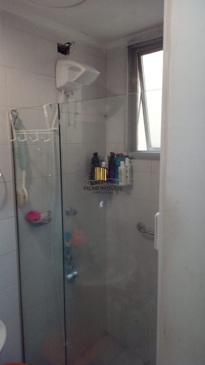 Apartamento de 2 dormitórios um lance de escada