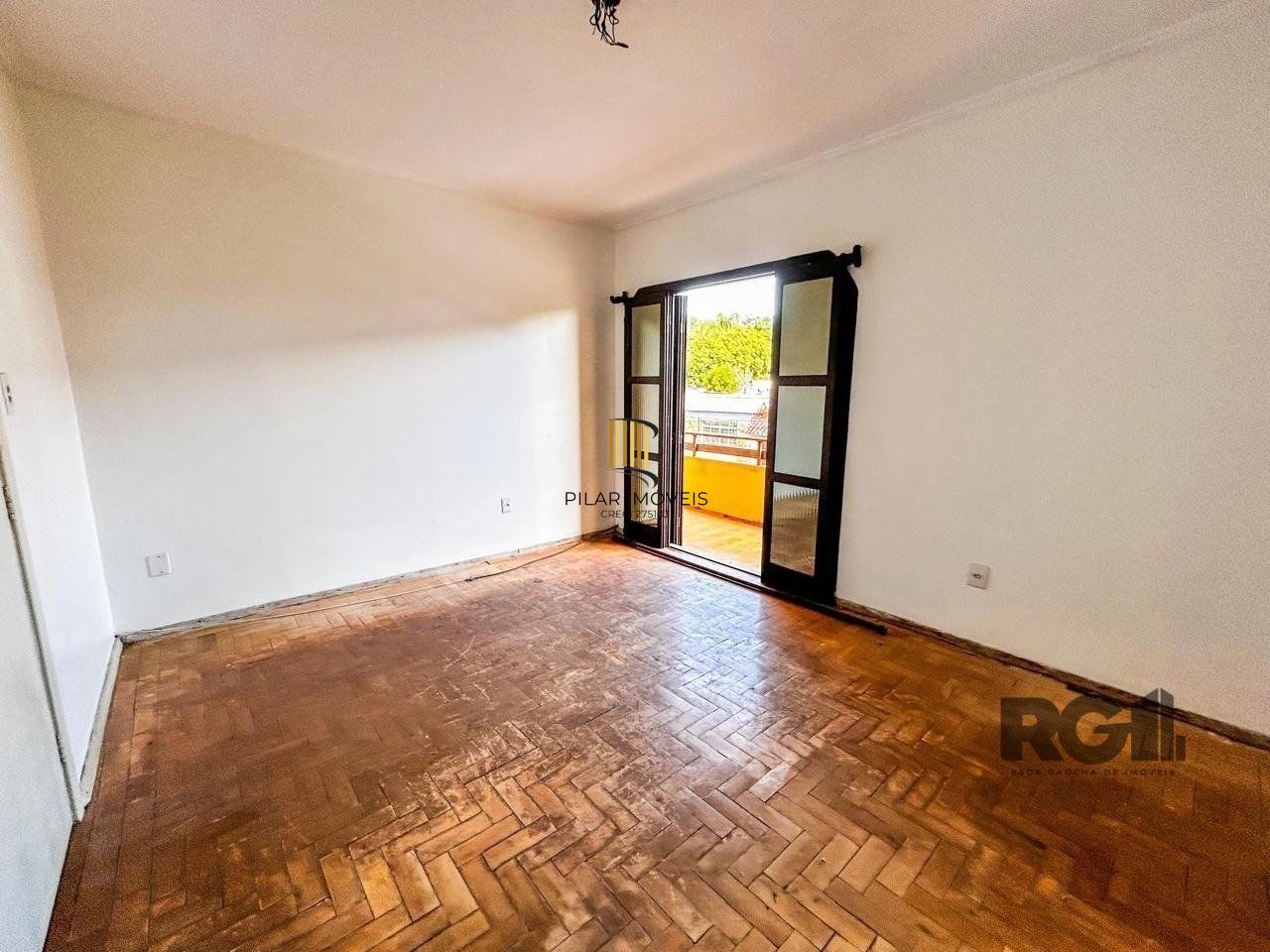 Casa com 2 salas comerciais, 3 quartos, vaga de garagem churrasqueira, suíte, no bairro Cavalhada, Porto Alegre/RS