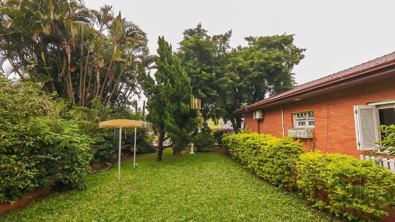 Casa com 2 quartos, vaga de garagem, churrasqueira, com 200m² privativos no centro de Esteio/RS