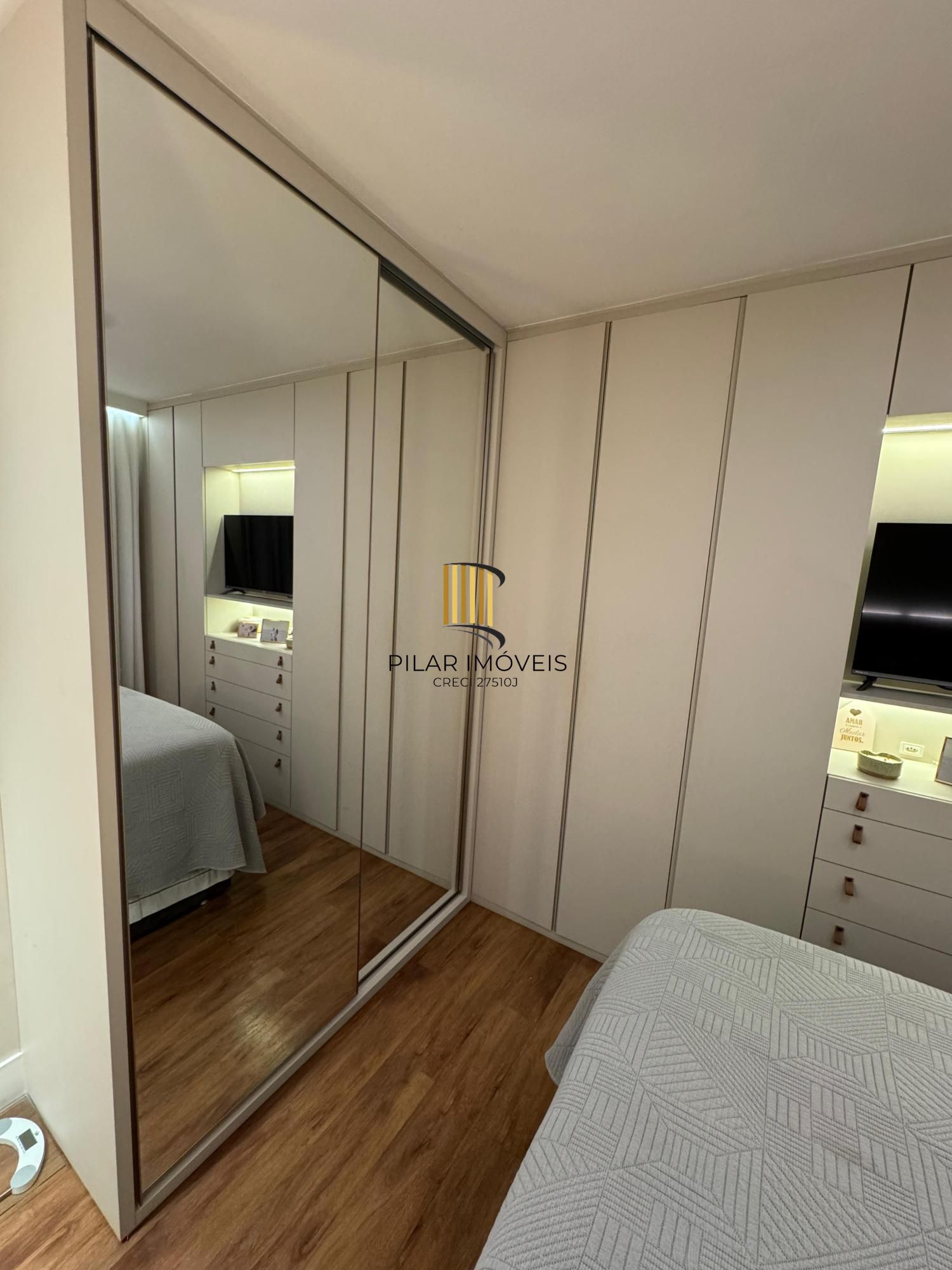Apartamento com 02 quartos (01 suíte) e 01 vaga escriturada