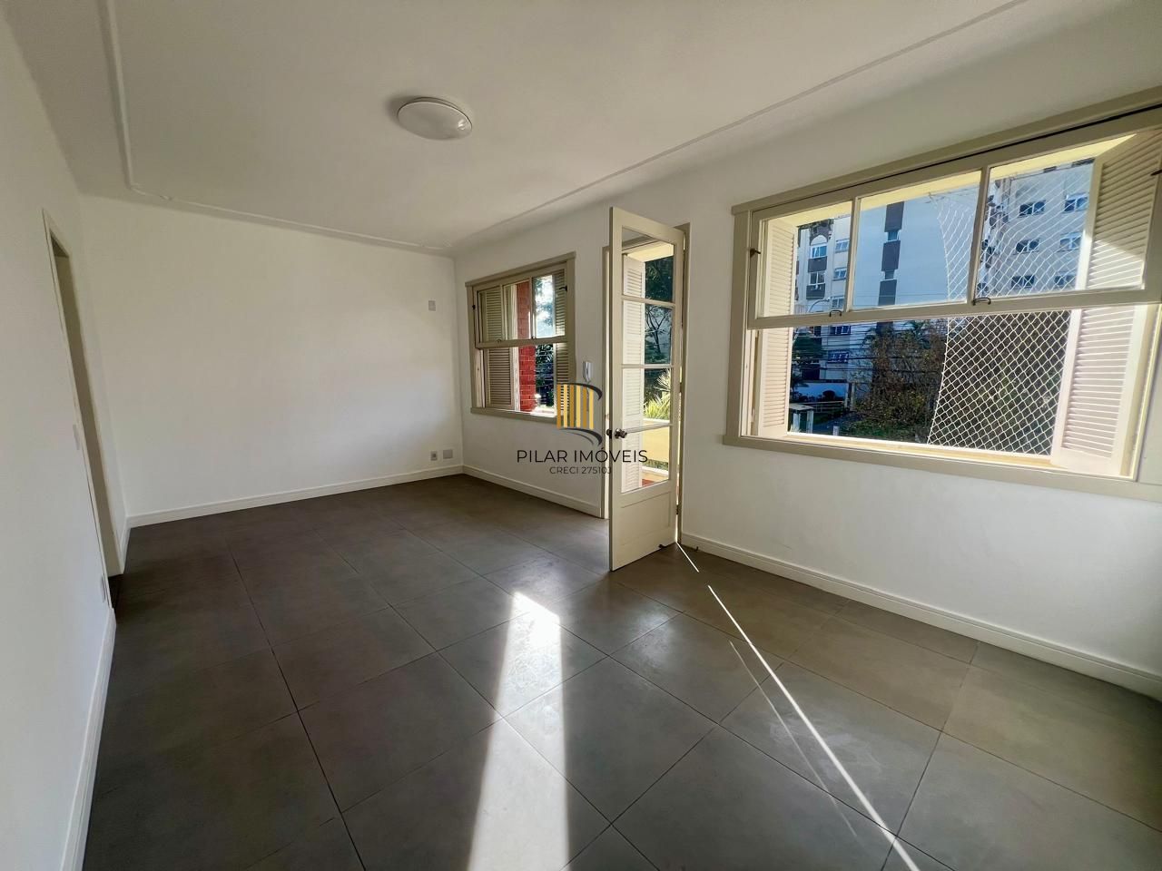 Apartamento 3 dormitórios, sacada em 107m2 no bairro Menino Deus