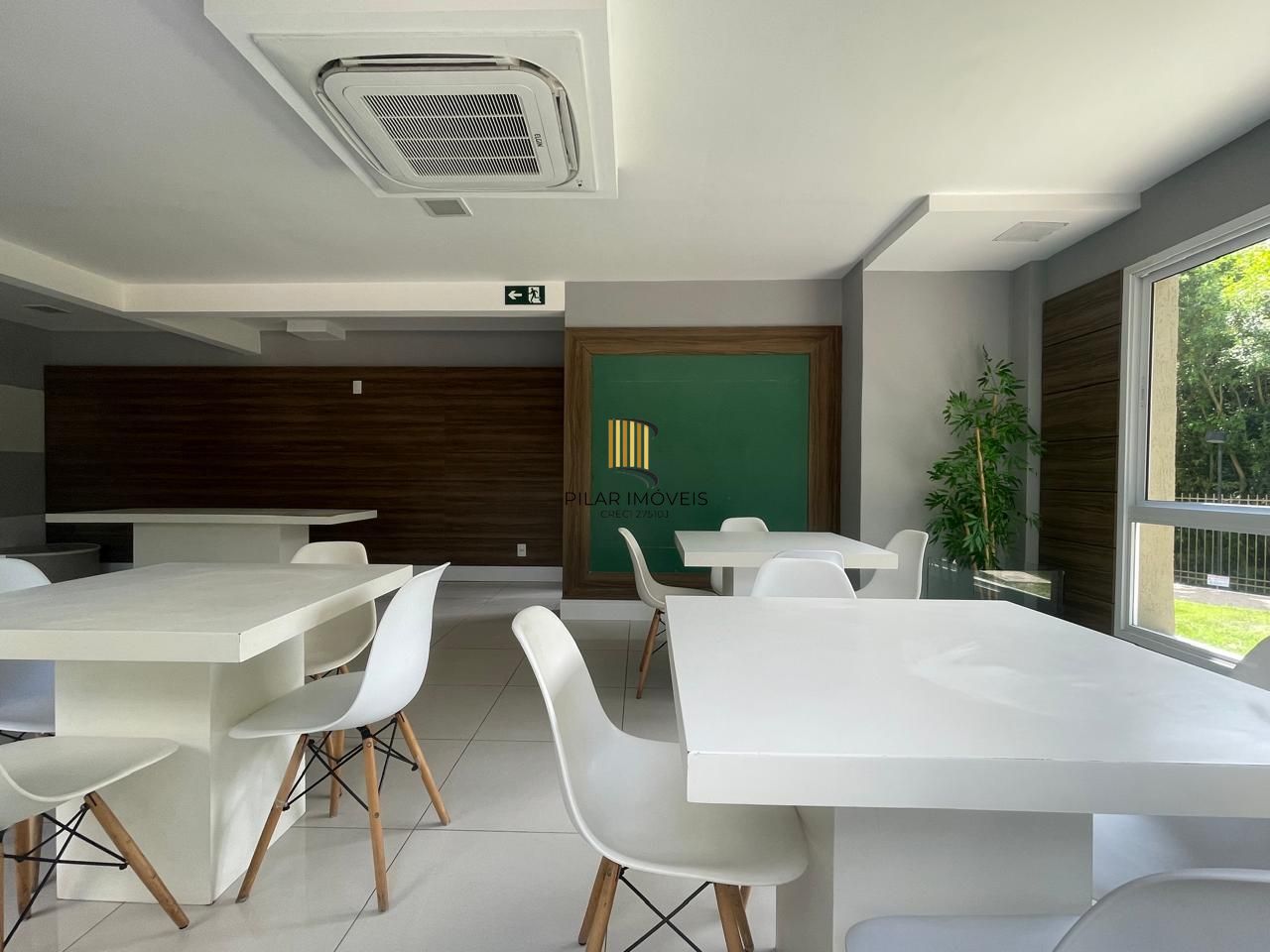 Impecável apartamento semimobiliado, 2 dormitórios, 2 banheiros e 1 vaga coberta