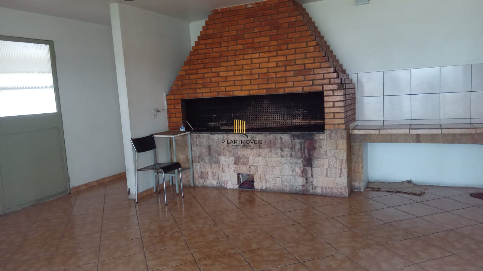 Apartamento de 2 dormitórios reformado com garagem escriturada fechada !