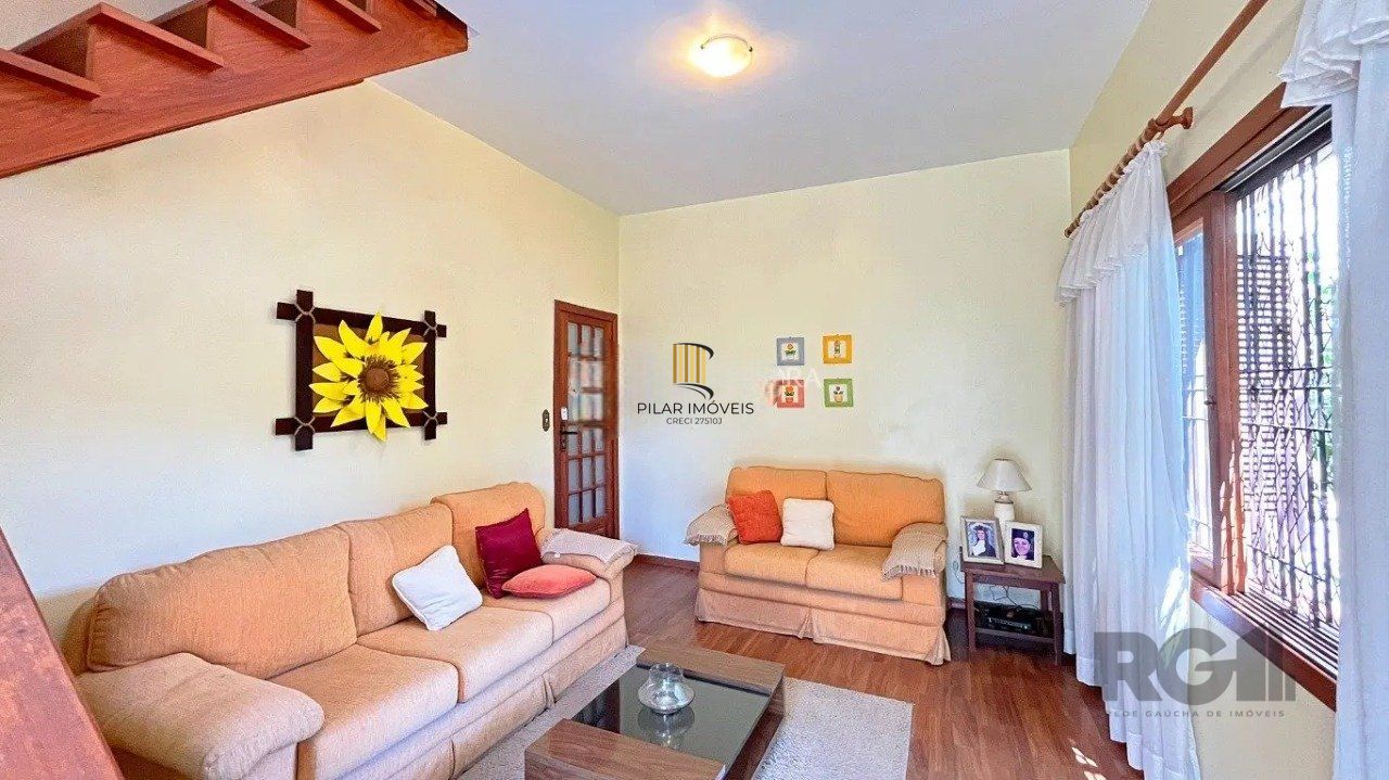 casa com 3 dormitórios, sendo 1 suíte, vaga para 4 carros, no bairro Santana