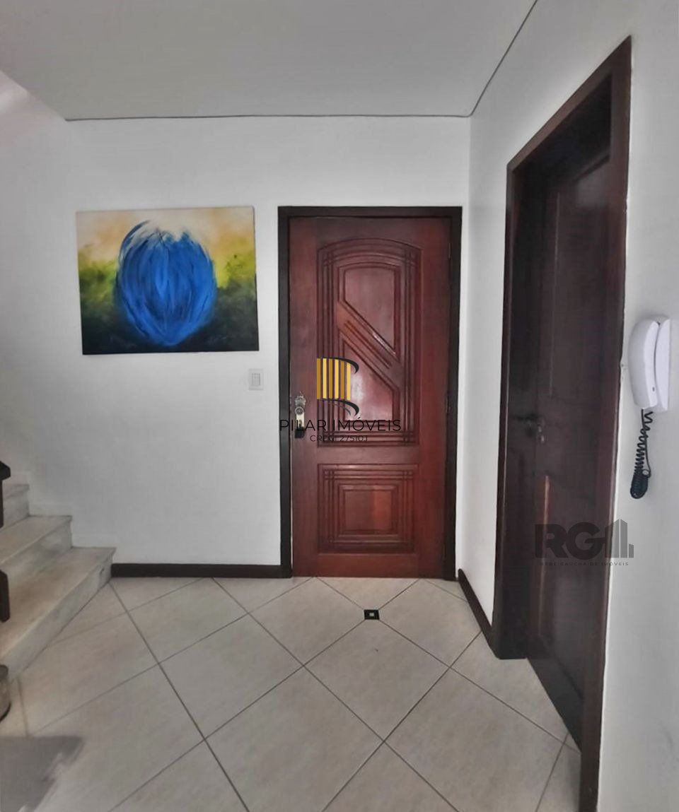 casa em condomínio com 3 dormitórios, sendo 1 suíte e vaga para dois carros no bairro Tristeza