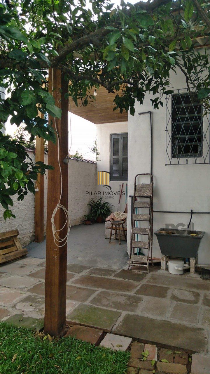 Casa para Venda - 350m², 4 dormitórios, sendo 2 suites, 2 vagas - Glória