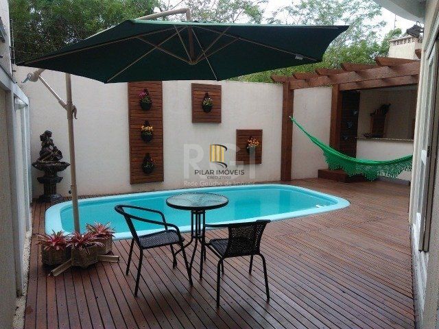 Casa para Venda - 272m², 3 dormitórios, sendo 1 suítes, 2 vagas - Hípica