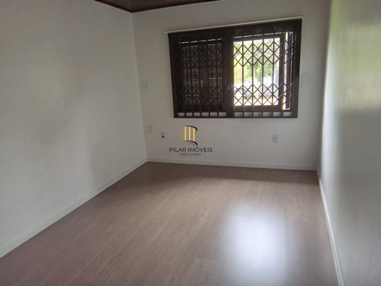 Casa com 3 dormitórios , 2 vagas de garagem fechada !