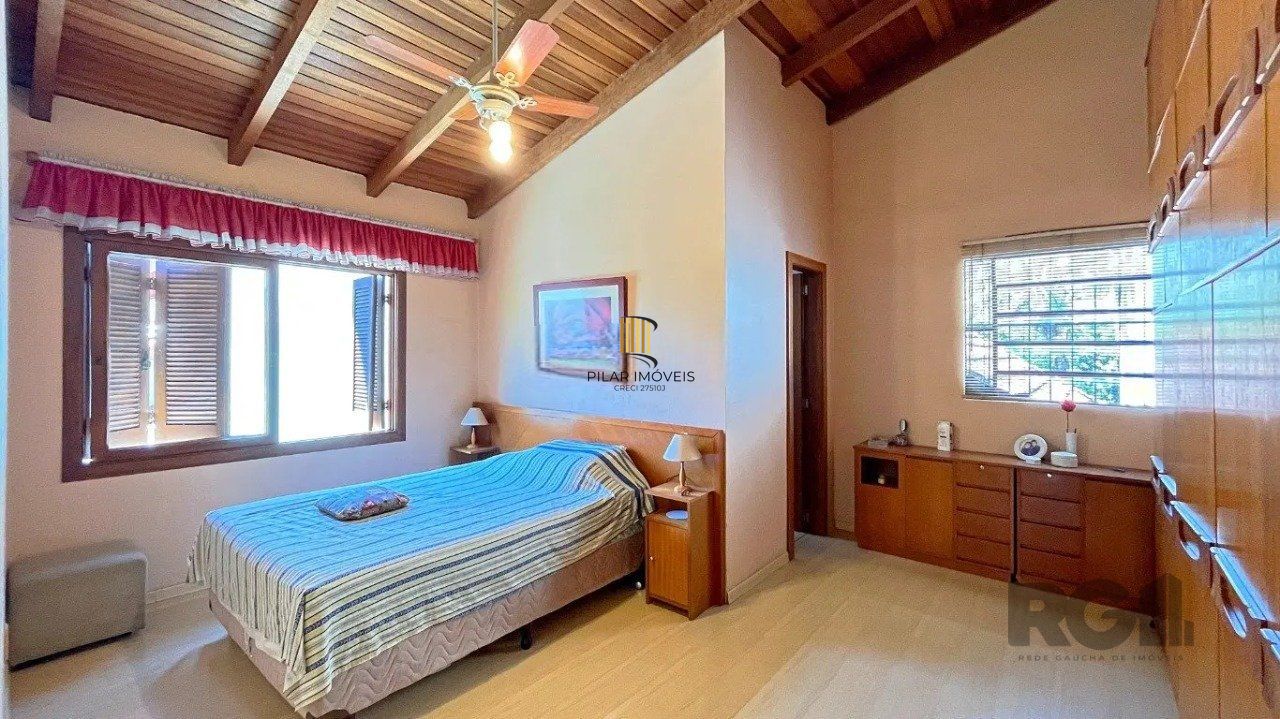 casa com 3 dormitórios, sendo 1 suíte, vaga para 4 carros, no bairro Santana