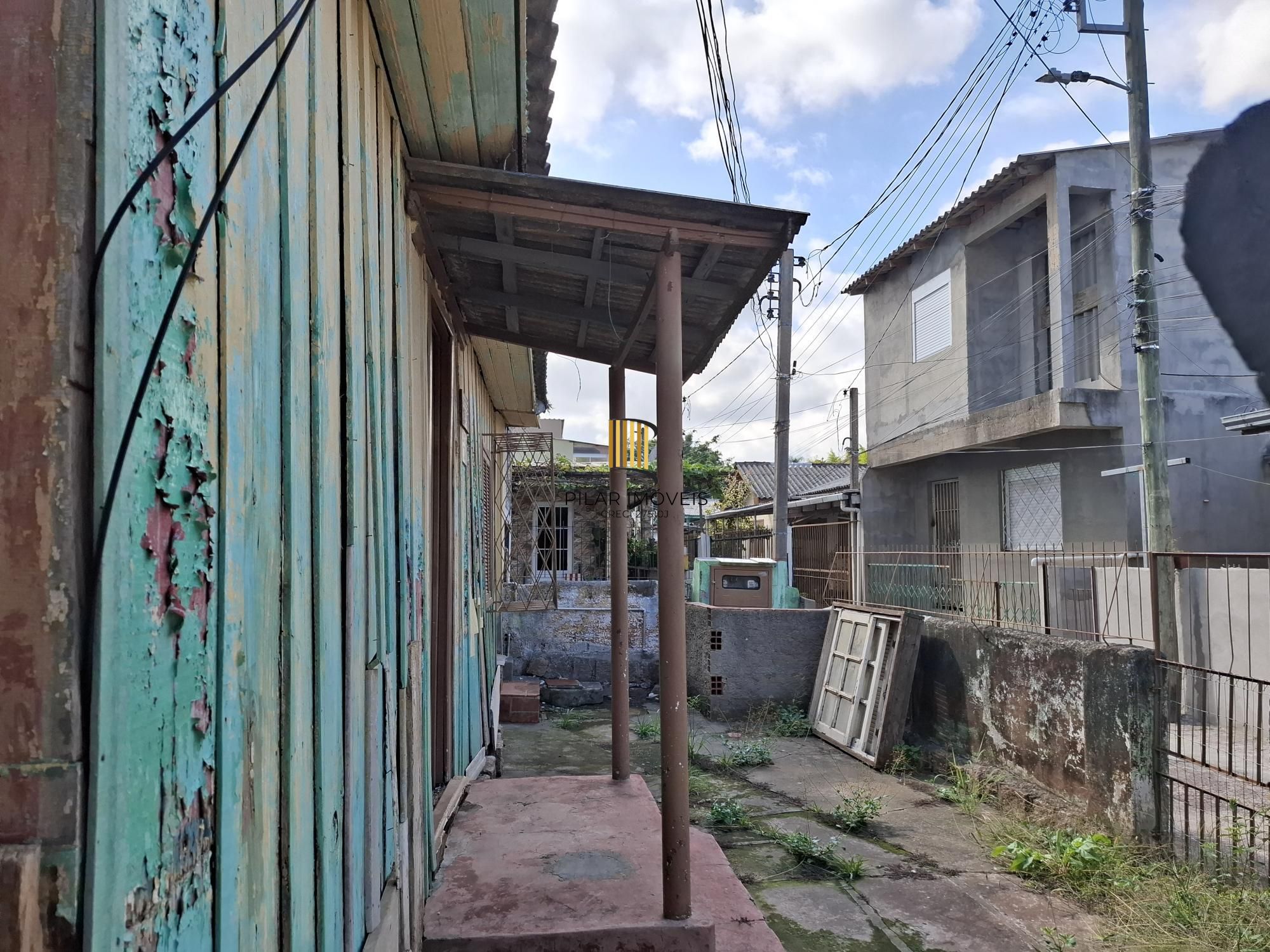Vende Casa no Bairro Cavalhada em acesso a poucos metros da Avenida. Construídos 2 residências geminadas com 1 dormitório separado, sala e cozinha integrados casa uma, mais chalé antigo de madeira.