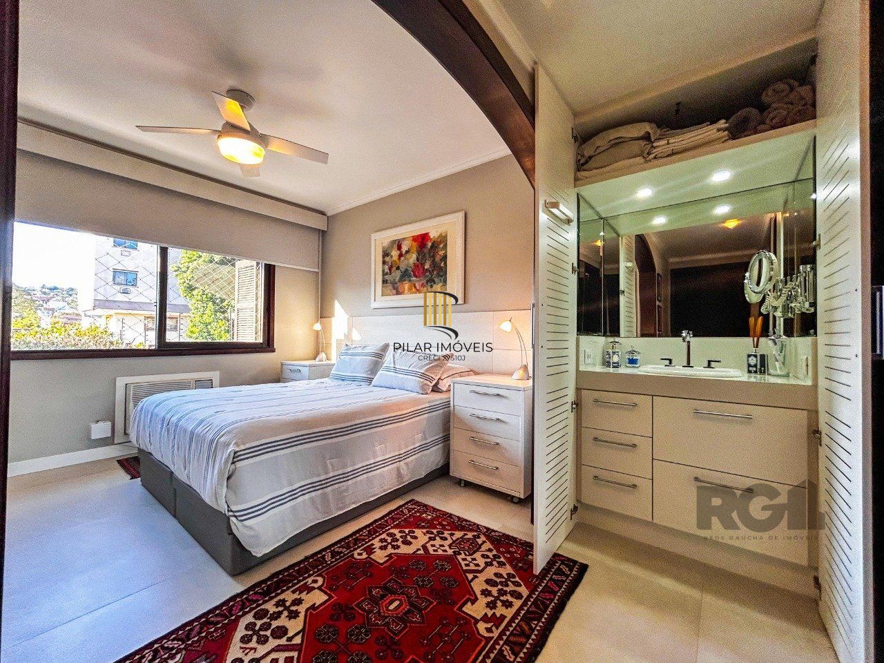 Casa 3 dormitórios, suíte, lareira, churrasqueira,, pátio, vaga garagem com 309 m² privativos.