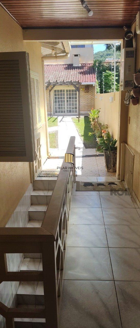 casa com 4 dormitórios, sendo 1 suíte, garagem para dois carros fechada, no bairro Santa Isabel em Viamão