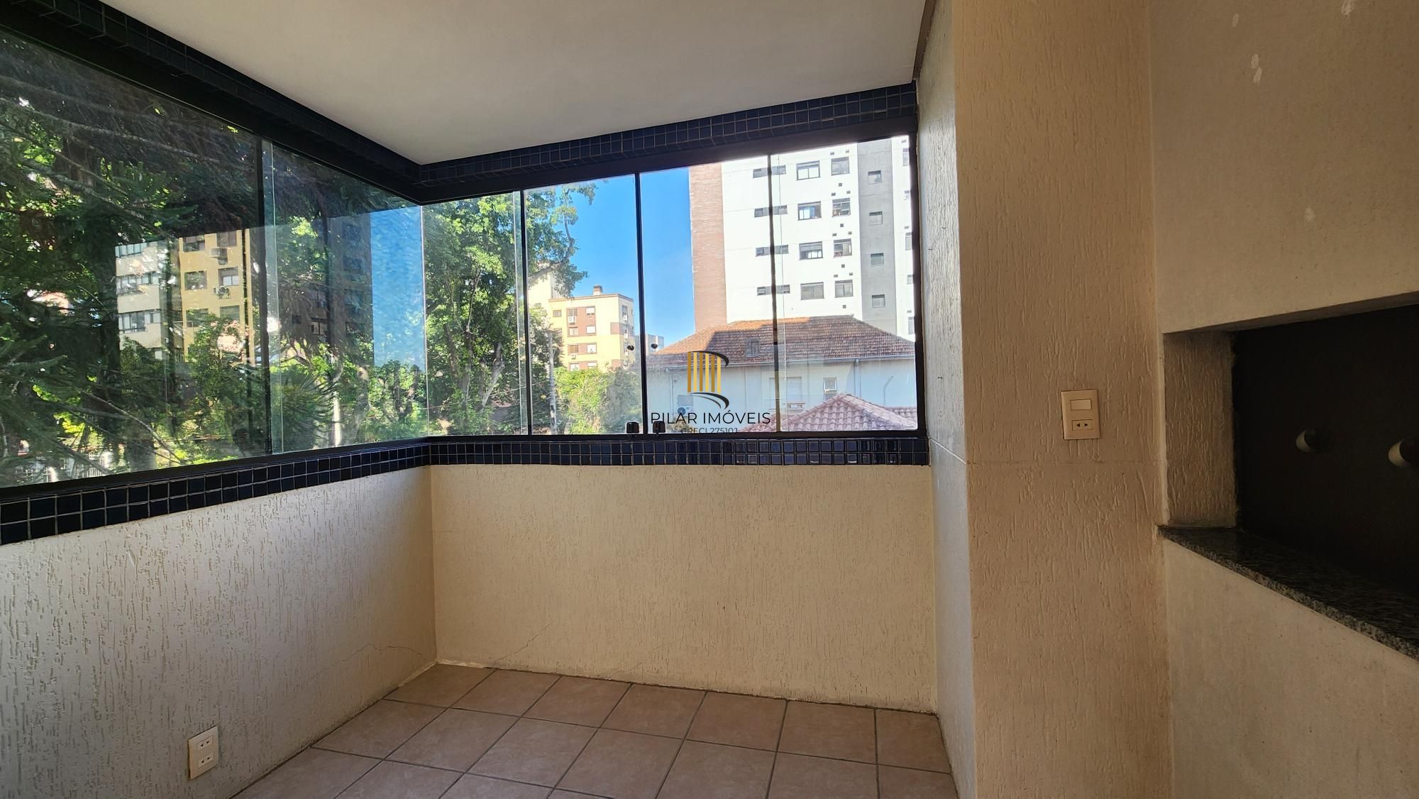 Apartamento de 103m² com 3 dormitórios, 1 suíte e 2 Vagas no Bairro Petrópolis