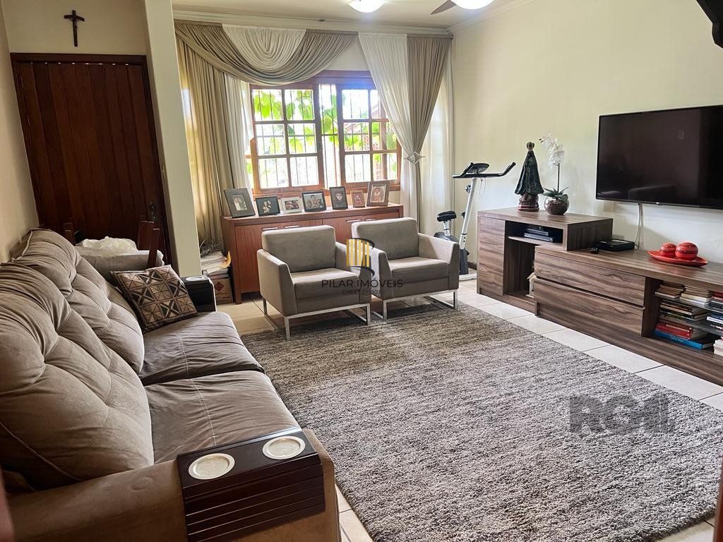 Casa com 3 dormitórios no bairro Morro Santana