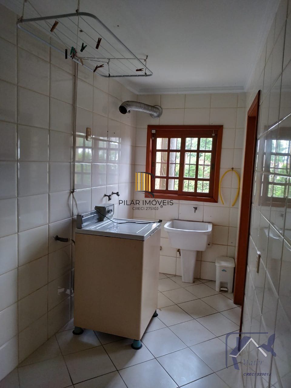 CASA COM 220m², 3 DORMITORIOS, SUITE, 4 VAGAS DE GARAGEM COBERTAS, BAIRRO IPANEMA, EM PORTO ALEGRE, RS
