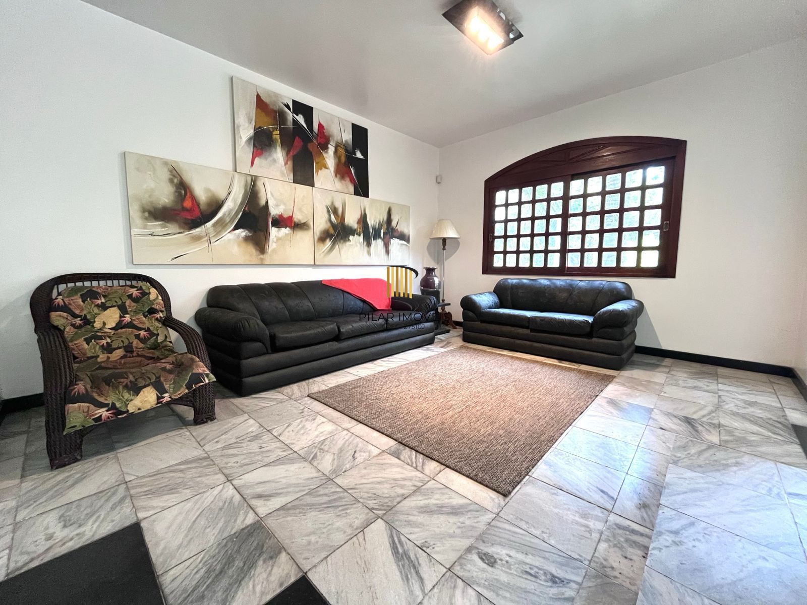 Casa com 04 quartos (01 suíte) 02 vagas no Bairro Jardim Sabará em Porto Alegre - Pilar Imóveis