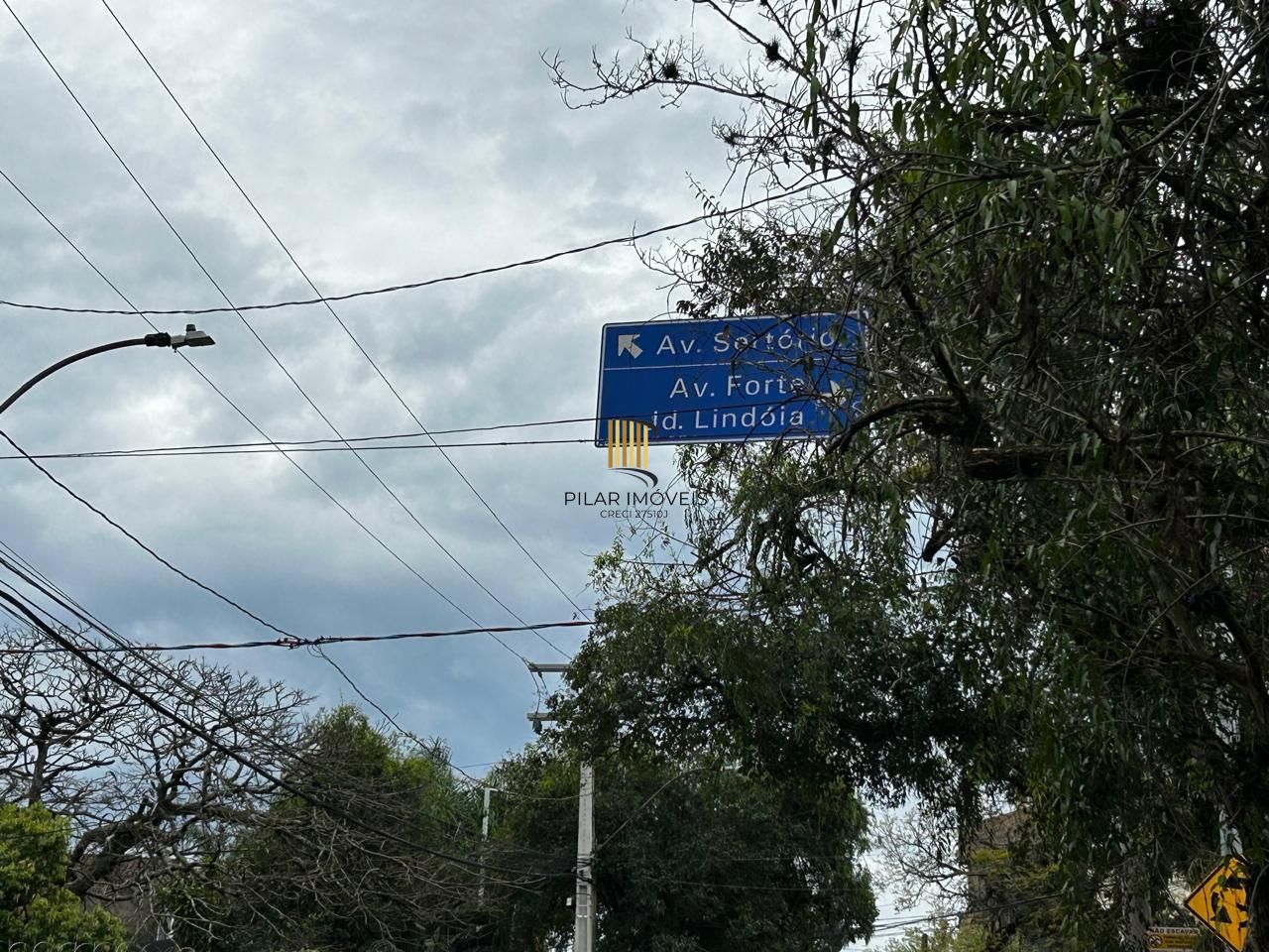 PRÉDIO COMERCIAL A VENDA COM PÉ DIREITO DUPLO E ESTACIONAMENTO, BAIRRO CRISTO REDENTOR, PORTO ALEGRE, RS
