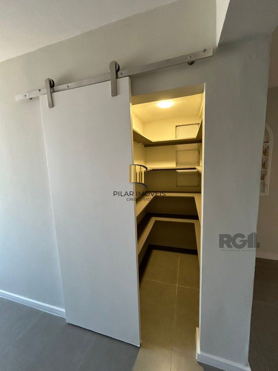 Belíssimo Apartamento com 03 quartos (01 suíte) uma vaga coberta todo Reformado