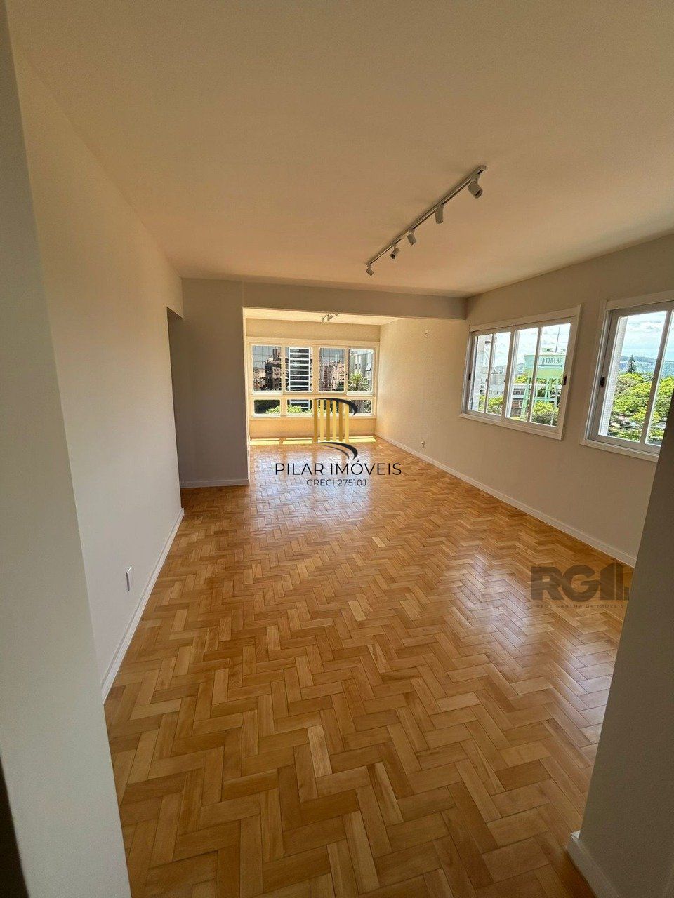 Belíssimo Apartamento com 03 quartos (01 suíte) uma vaga coberta todo Reformado
