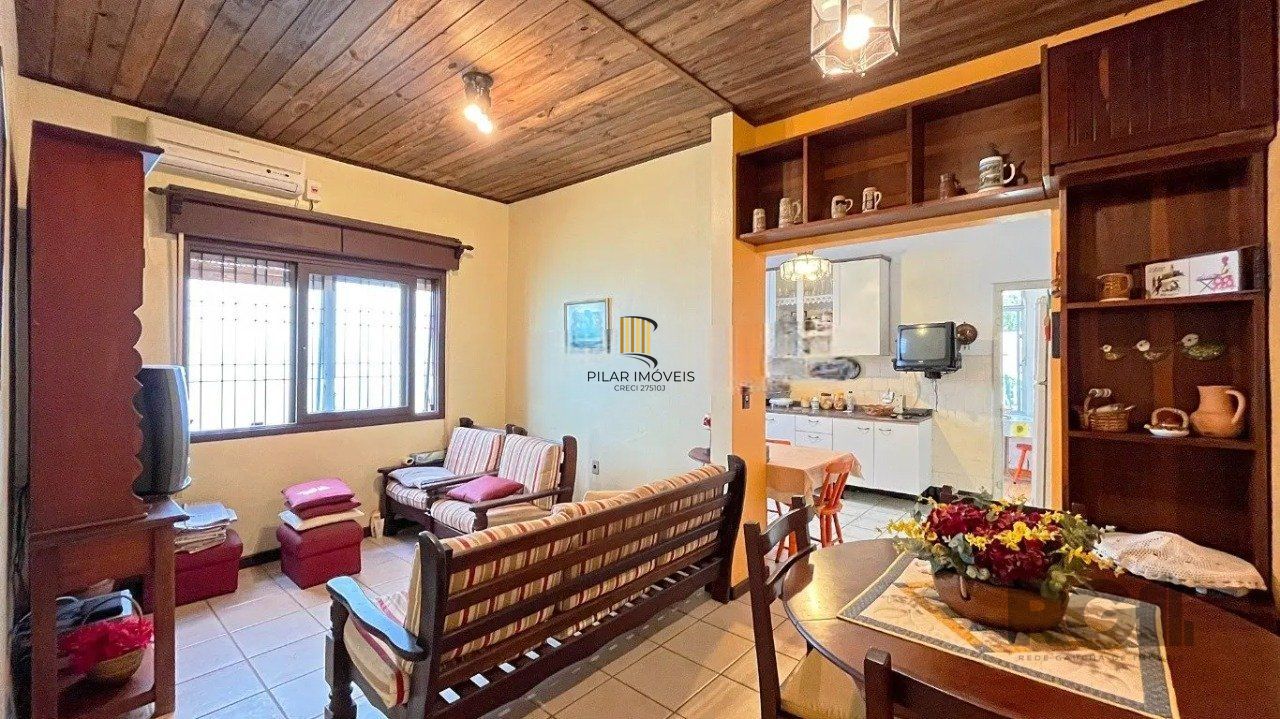 casa com 3 dormitórios, sendo 1 suíte, vaga para 4 carros, no bairro Santana