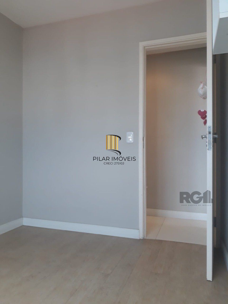 APARTAMENTO DE 2 DORMITÓRIOS E VAGA ESCRITURADA EM CONDOMÍNIO COM INFRA COMPLETA.
