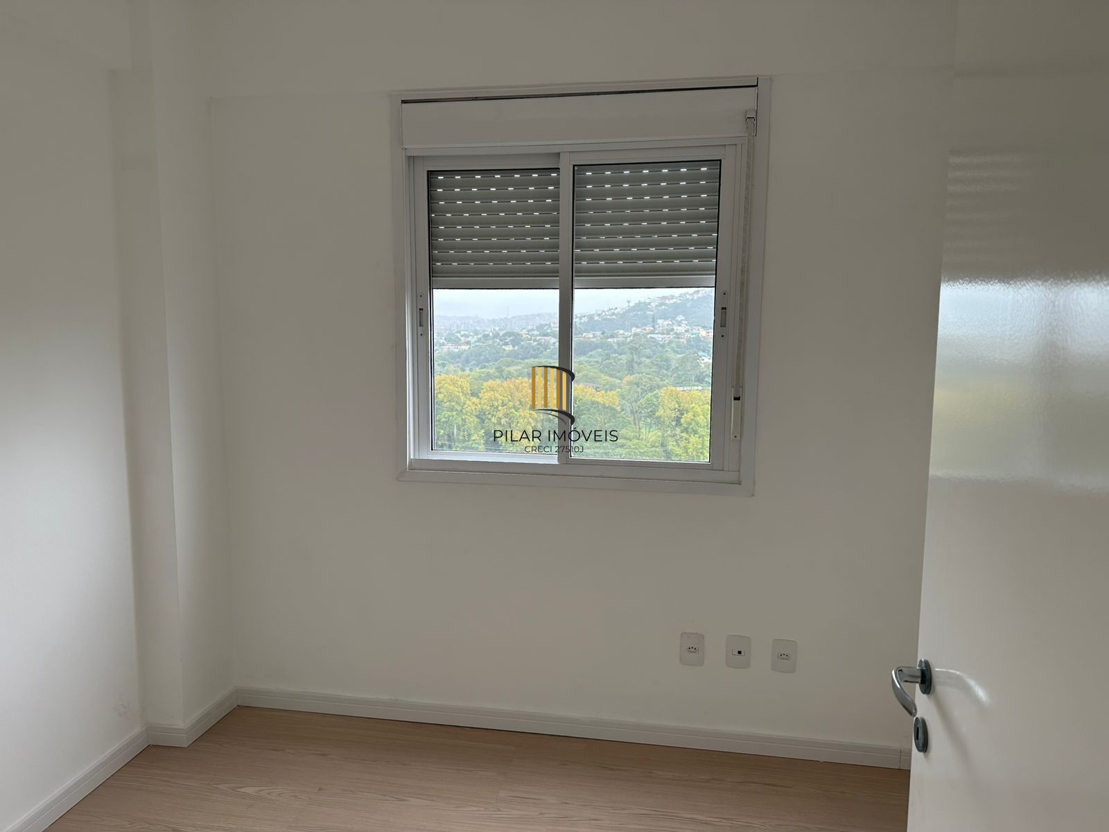 Apartamento com 02 quartos e 01 vaga escriturada no Bairro Cavalhada