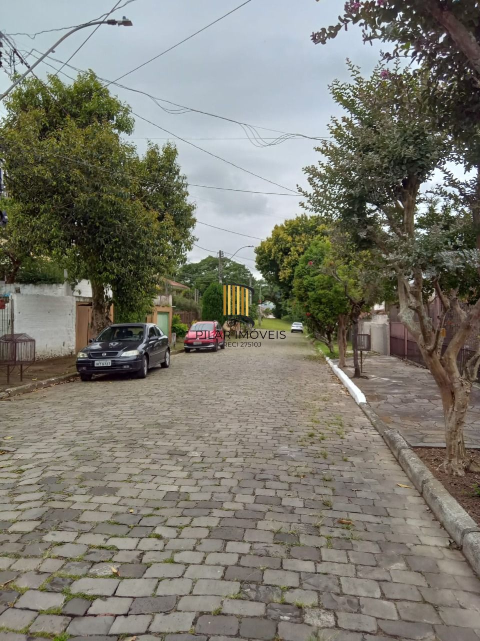 Casa com 3 dormitórios , 2 vagas de garagem fechada !
