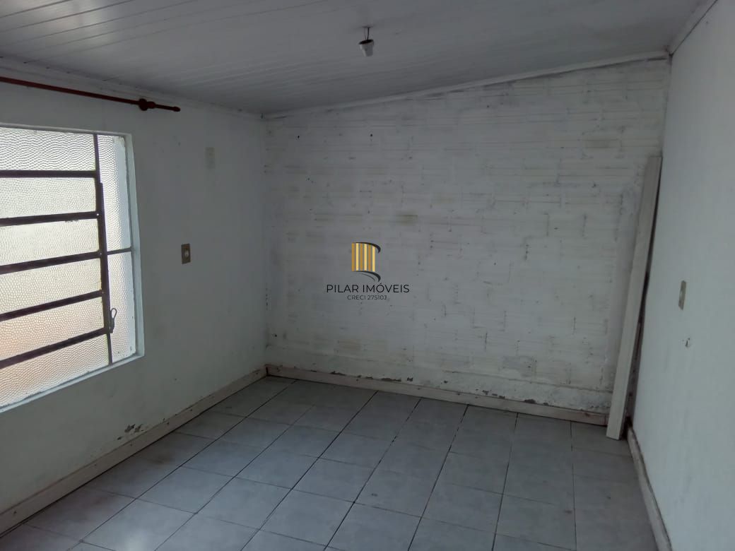 Casa com 2 dormitórios e 3 vagas de garagem !