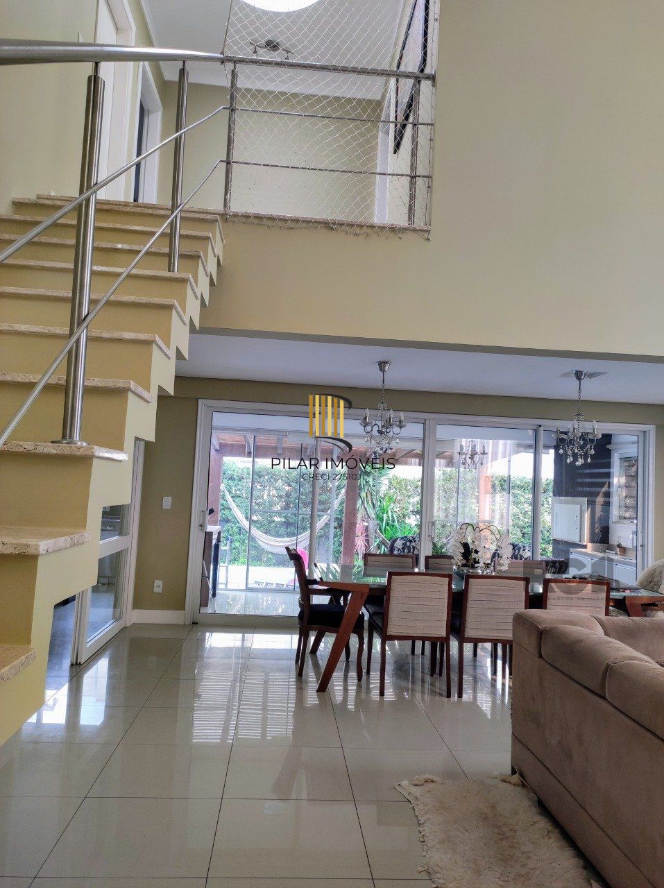 casa em condomínio com 3 suítes, sala, cozinha, lareira, churrasqueira, piscina aquecida