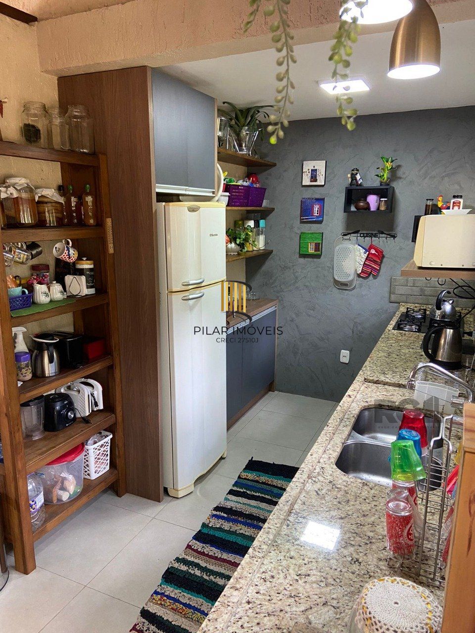 Casa com 2 suítes, lareira, deck, vaga de garagem - 140m² no bairro Laje de Pedra, Canela/RS