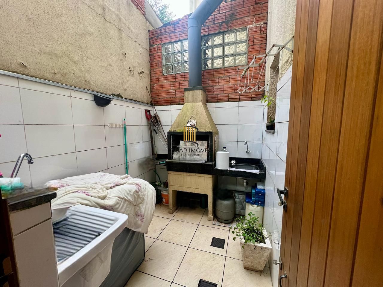 Casa em condomínio 2 dormitórios sem um com closet, vaga coberta, no bairro Cel. Aparicio Borges.
