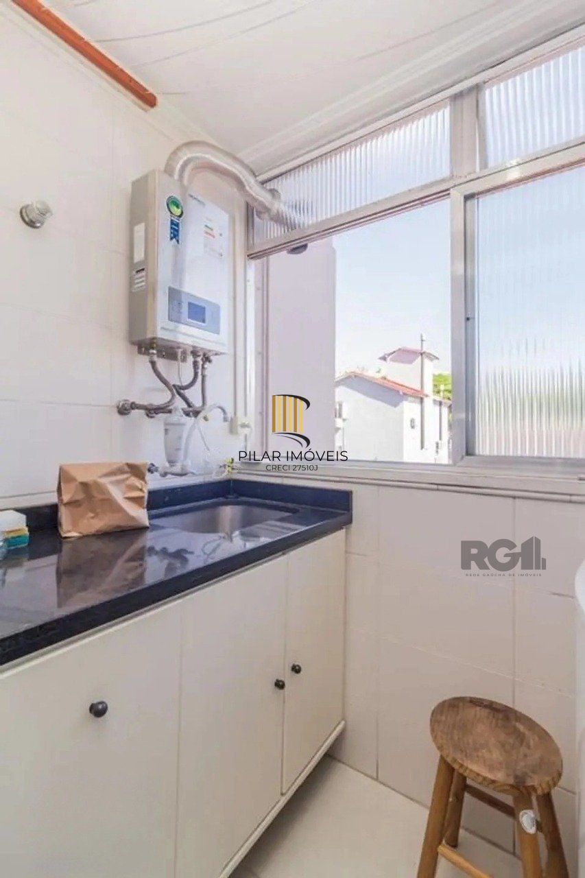 Apartamento com 02 quartos com 01 vaga de garagem coberta e escriturada.
