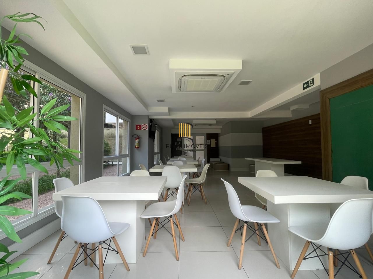 Impecável apartamento semimobiliado, 2 dormitórios, 2 banheiros e 1 vaga coberta