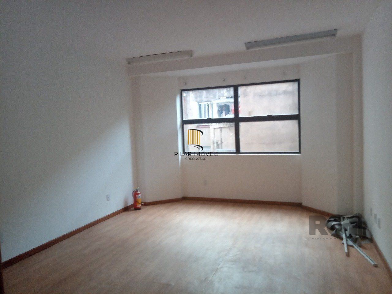 SALA COMERCIAL DESOCUPADA, NO BAIRRO CENTRO HISTÓRICO, EM PORTO ALEGRE, RS