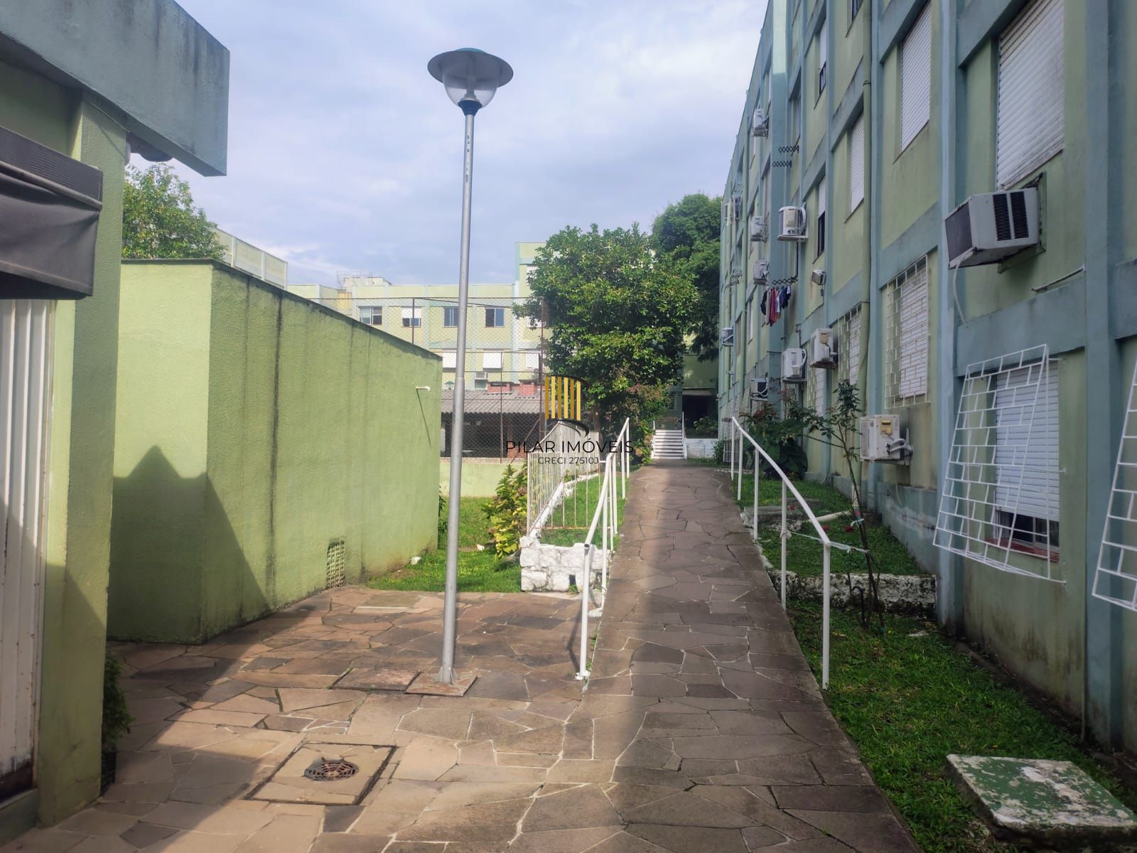 Apartamento de 2 dormitórios , portaria , salão de festas com churrsaqueira !