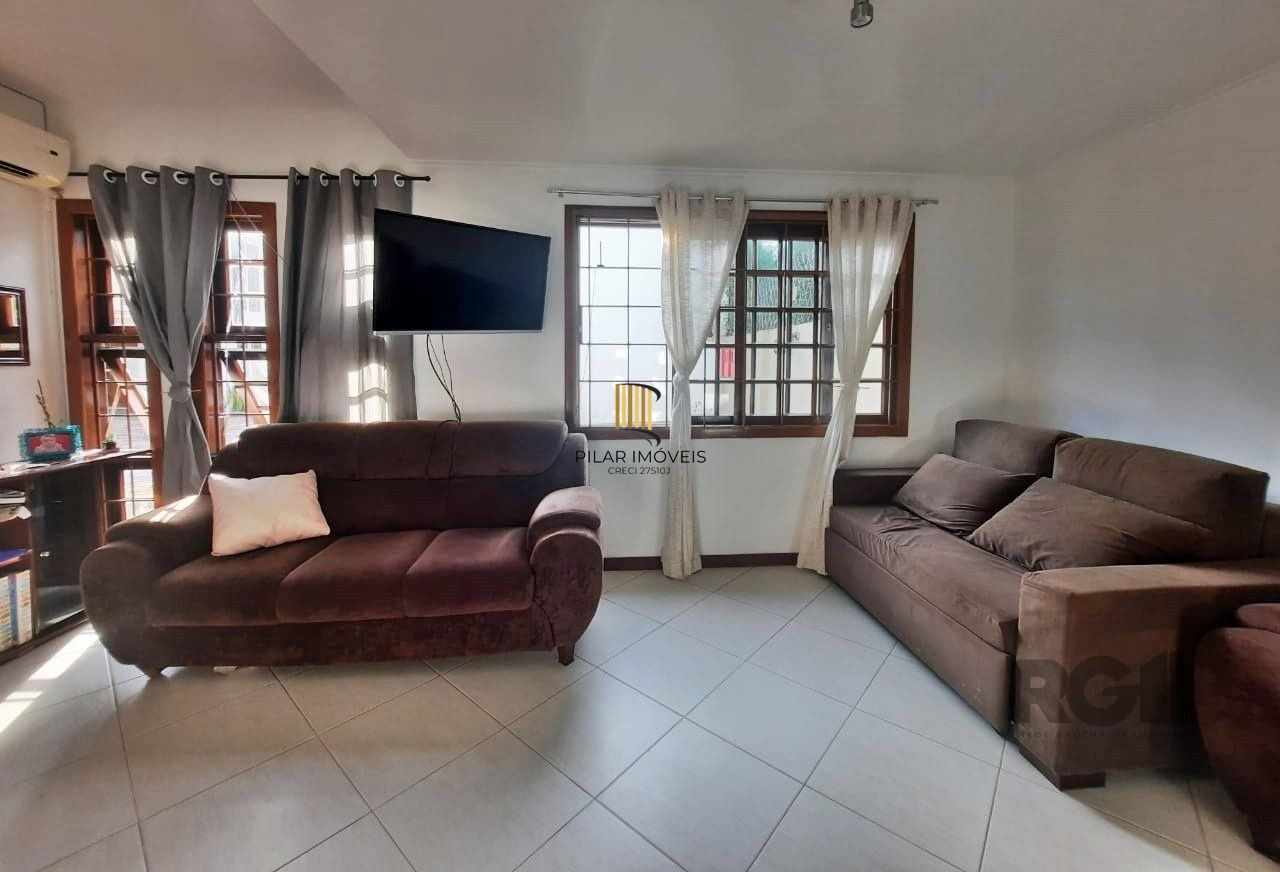 casa em condomínio com 3 dormitórios, sendo 1 suíte e vaga para dois carros no bairro Tristeza