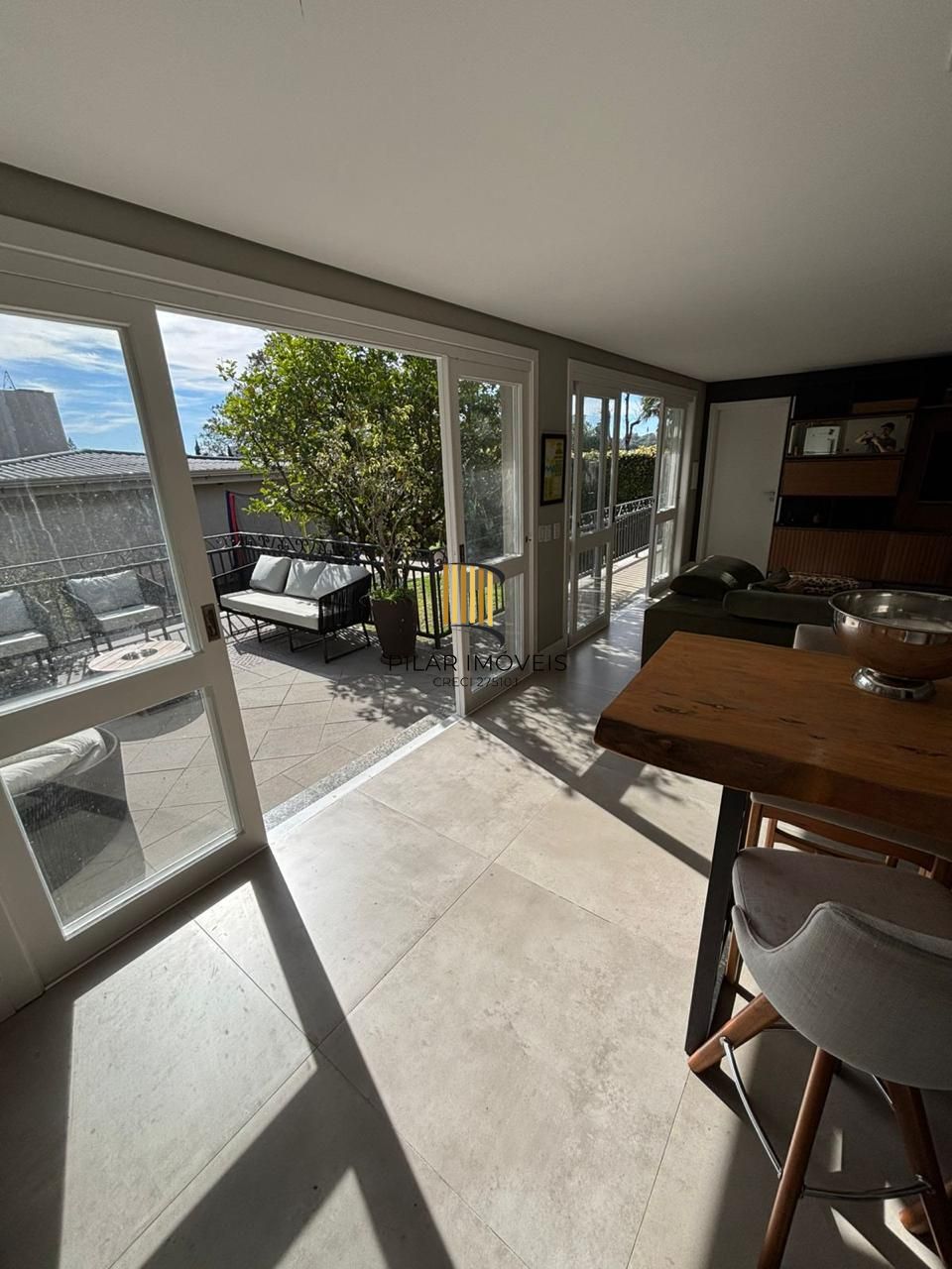 Casa 4 dormitórios, 1 suíte, 03 vagas, Bairro Três Figueiras, Porto Alegre.