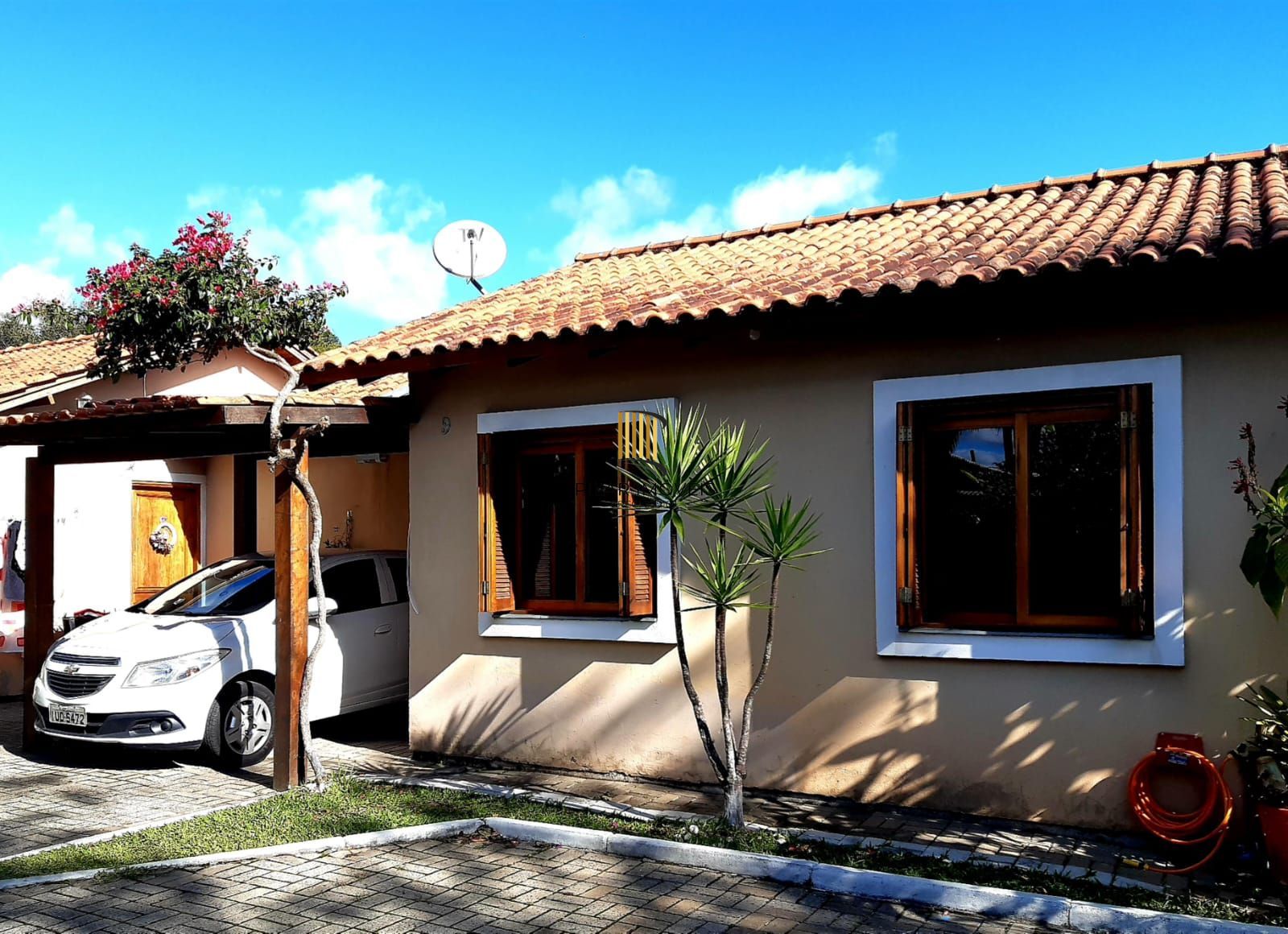 Casa em condomínio com 1 vaga de garagem  !